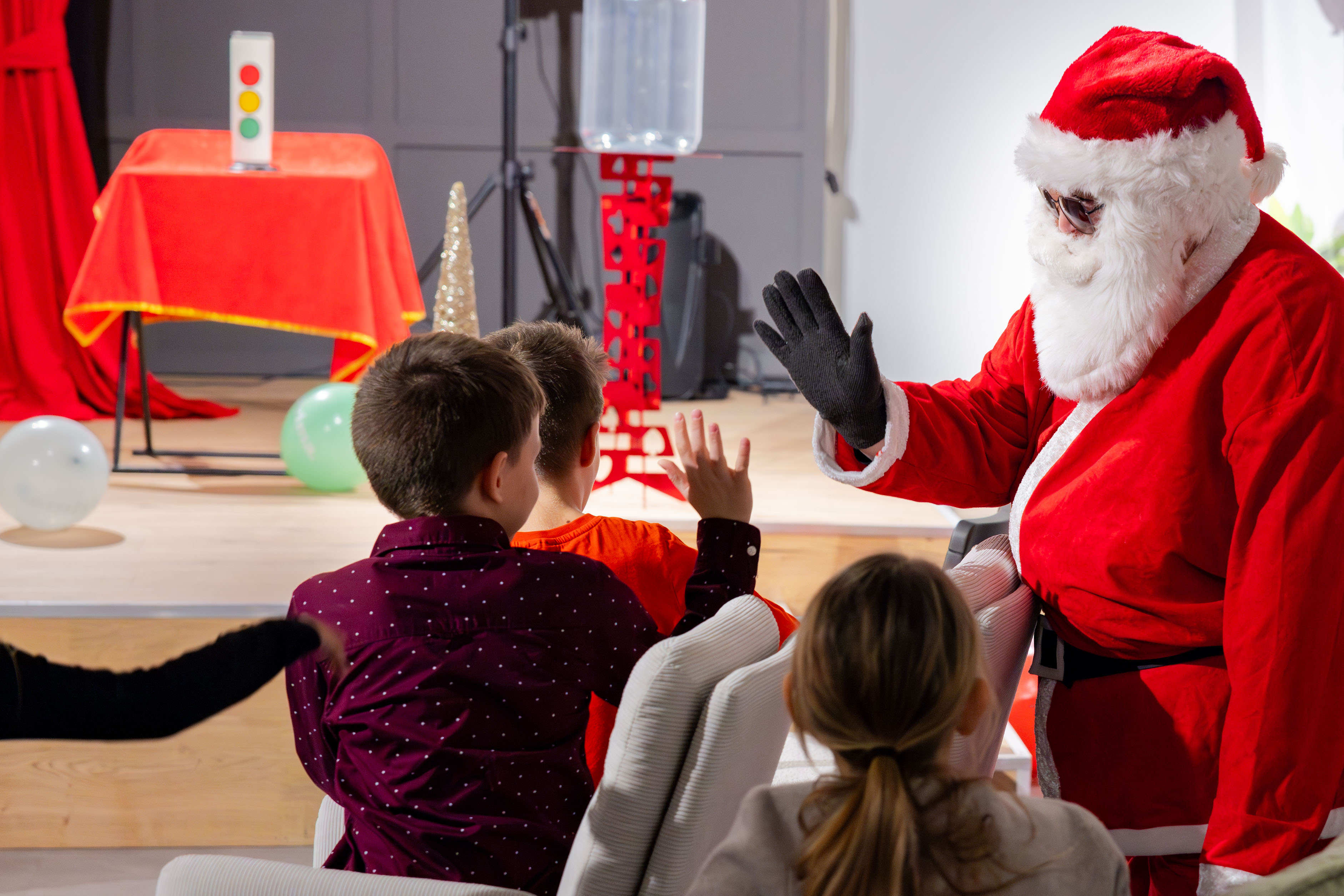 Mališani su radosno pohrlili prema Djedici  Foto: Prima