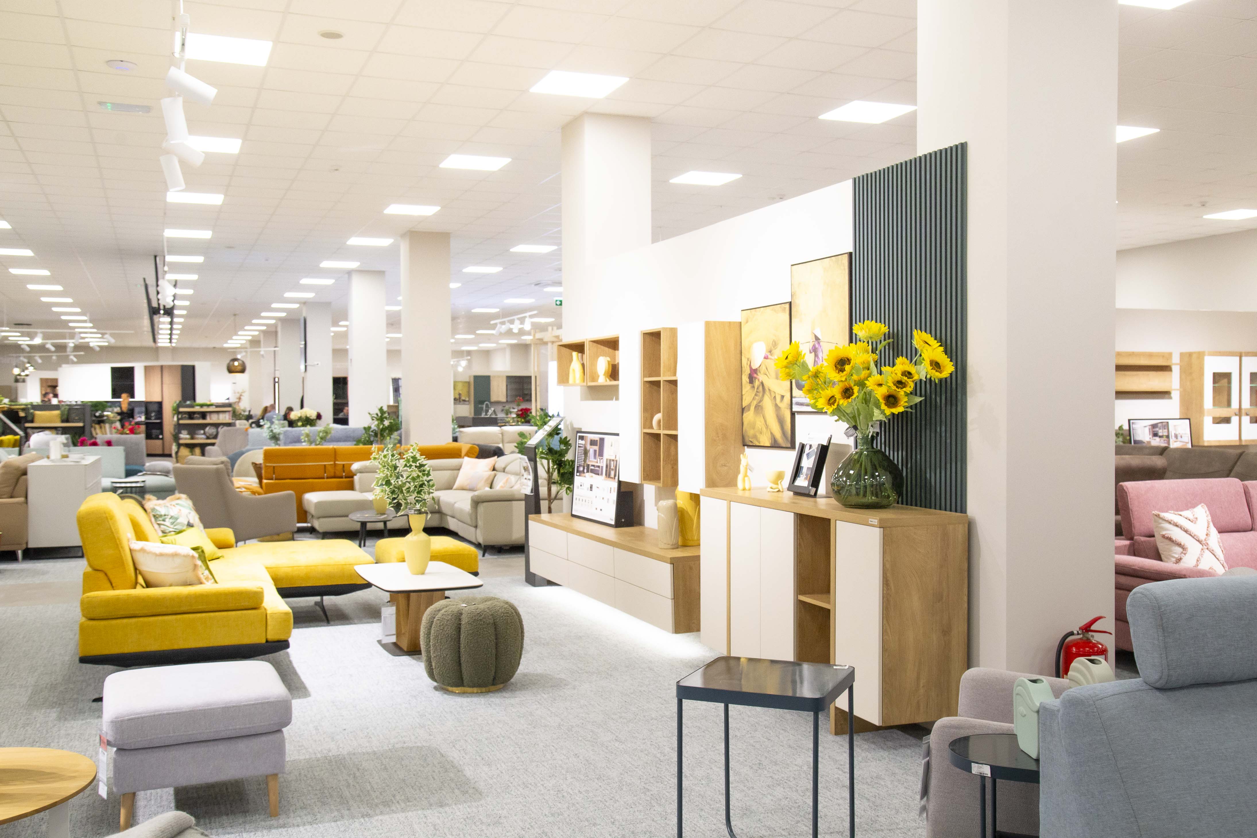 Kupci su pozvani da opipaju sve tkanine i dožive teksture